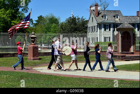 New Bern, North Carolina: Sonntagnachmittag Fahne Fife und Drum Corps mit Träger marschieren auf dem Vorplatz Tryon Palace Stockfoto