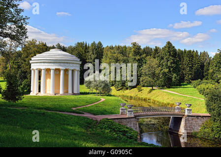 Sommerlandschaft des Gartens Pawlowsk. Tempel der Freundschaft Stockfoto