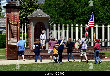 New Bern, North Carolina: Sonntagnachmittag März Fife und Drum Corps mit Fahnenträger aus dem Eingangstor Tryon Palace Stockfoto