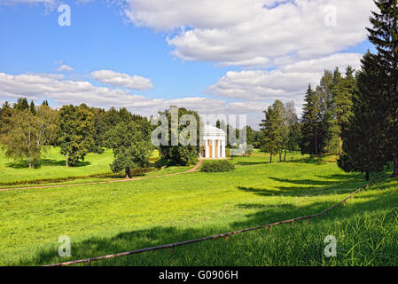 Sommerlandschaft des Gartens Pawlowsk, Tempel der Freundschaft Stockfoto