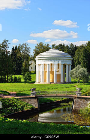 Sommerlandschaft des Gartens Pawlowsk. Tempel der Freundschaft Stockfoto