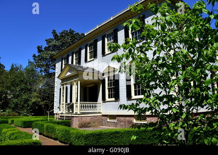 New Bern, North Carolina: Garten Fassade des georgischen c. 1780 John Wright Stanly House mit Buchshecken und Gehwege Stockfoto