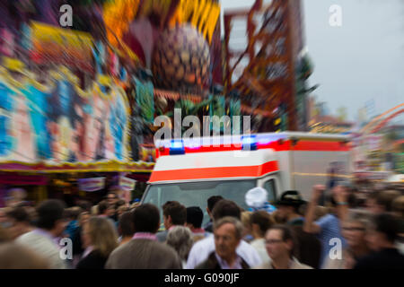 Krankenwagen auf Kirmes Stockfoto