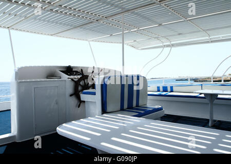 Armaturenbrett und Lenkrad von einem Motorboot-cockpit Stockfoto