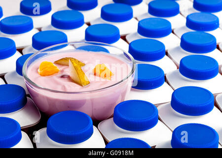 Anzahl von Joghurt Flaschen mit dunkel blauen Abdeckungen ein Stockfoto