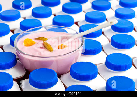 Anzahl von Joghurt Flaschen mit dunkel blauen Abdeckungen ein Stockfoto