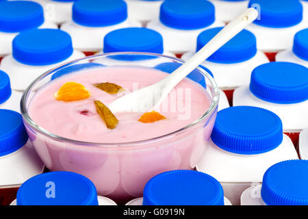 Anzahl von Joghurt Flaschen mit dunkel blauen Abdeckungen ein Stockfoto