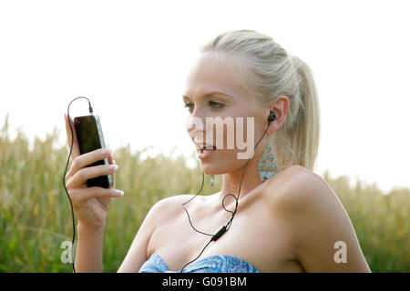 junge hübsche Frau, Musik hören Stockfoto