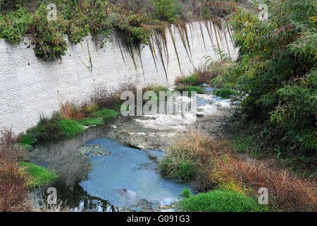 Fast trockene Bett des Flusses Stockfoto