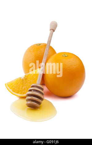 Ganze orange Frucht, seine Segmente oder Cantles und Honig. isoliert auf weißem Hintergrund Stockfoto