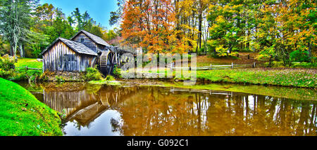 Virginias Mabry Mill auf den Blue Ridge Parkway in der Herbst-Saison Stockfoto
