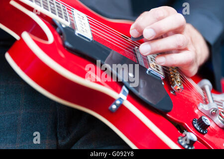 Man spielt eine e-Gitarre Stockfoto