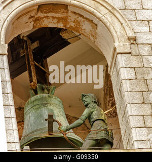 Figur im Glockenturm mit Glocke Dubrovnik Kroatien Stockfoto