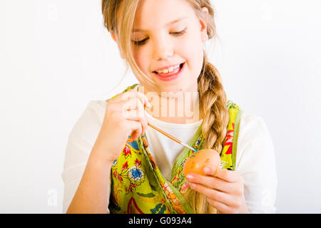 Junges Mädchen Spaß Ostereier für Ostern Stockfoto