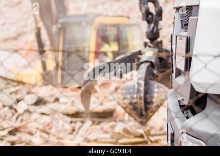 Abriss-Industrie Maschine unter Mauern der alten Fabrikgebäude Stockfoto