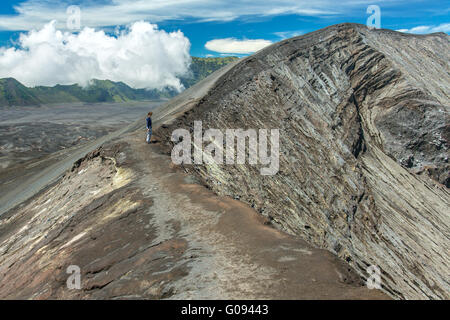 Touristen auf den Krater des Vulkan Bromo, Insel Java, Indonesien Stockfoto