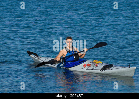 Atheltic Mann im Seekajak Stockfoto