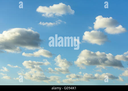 Blauer Himmel mit weißen Wolken closeup Stockfoto