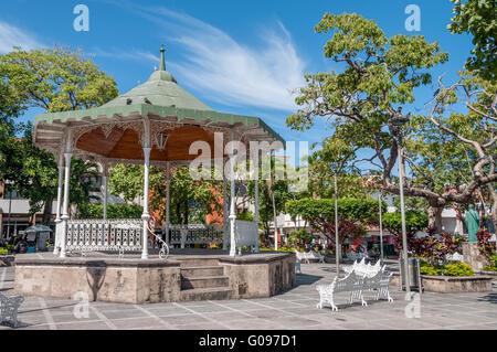 Pavillon musikpavillon an der Plaza Principal, Altstadt Puerto Vallarta, weißen schmiedeeisernen Bänken in der Zona Romantica, der Marktplatz Stadtzentrum. Stockfoto