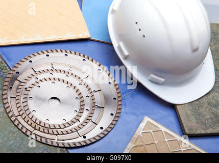 Diamantscheiben für das Schneiden von Fliesen und einen Helm Stockfoto