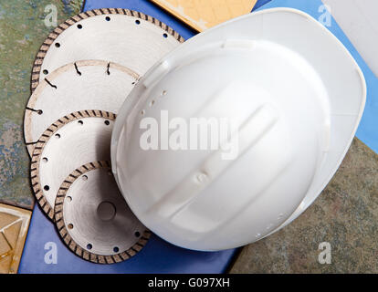 Diamantscheiben für das Schneiden von Fliesen und einen Helm Stockfoto