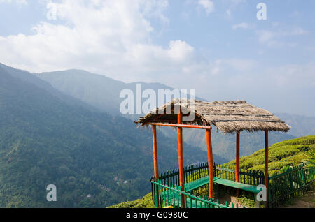 Eine kleine Pause am Straßenrand Schuppen mit einer schönen Aussicht auf Tal und Teeplantagen in Orange Valley Tea Estate, Darjeeling Stockfoto