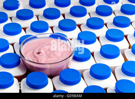 Anzahl der Flaschen Joghurt mit dunkelblau deckt Stockfoto