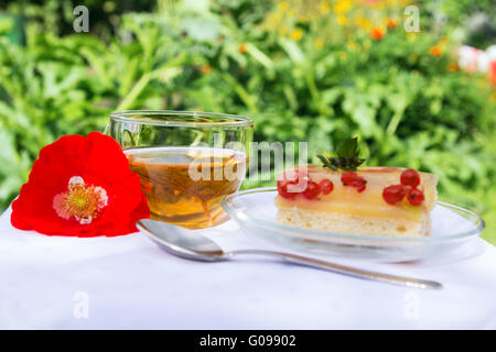 Leckeren Tee Kuchen und Mohn Blume auf dem weißen Tuch Stockfoto