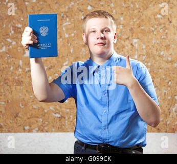 Schüler mit dem Zertifikat über die Fertigstellung der Stockfoto