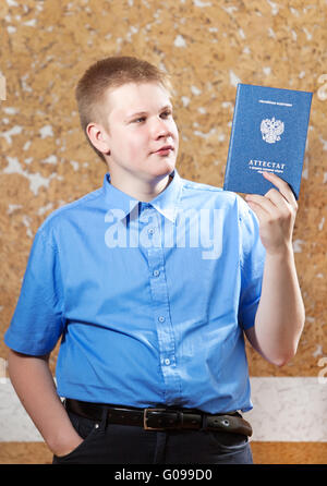 Schüler mit dem Zertifikat über die Fertigstellung der Stockfoto