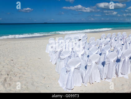 Stühle und Tische warten Hochzeit auf tropischen beac Stockfoto