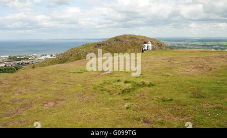 Menschen sitzen auf Arthurs Seat, Edinburgh Stockfoto