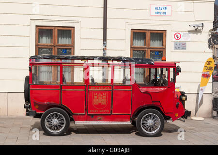 Eine lokale Sightseeing-Mini-Bus in Bratislava, Slowakei Stockfoto