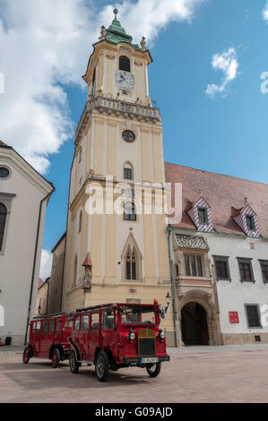 Eine lokale Sightseeing-Mini-Bus vor dem alten Rathaus in Bratislava, Slowakei Stockfoto