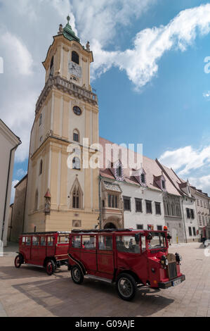 Eine lokale Sightseeing-Mini-Bus vor dem alten Rathaus in Bratislava, Slowakei Stockfoto