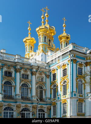 Goldene Kuppeln mit Kreuze der Katharinenpalast in Tsarkoie Selo, Russland Stockfoto