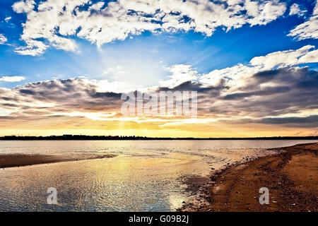 Sonnenuntergang am Fluss Tejo. Stockfoto