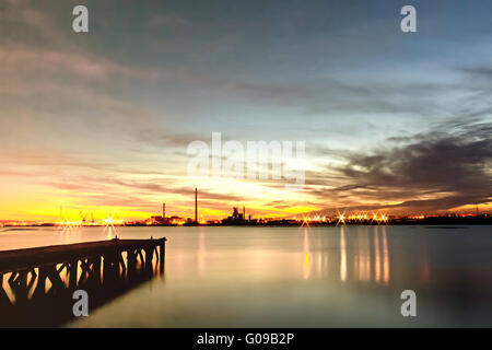 Sonnenuntergang am Fluss Tejo. Stockfoto