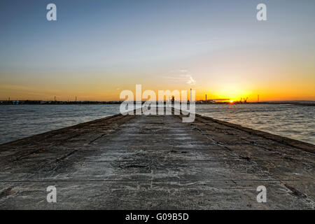 Sonnenuntergang am Fluss. Stockfoto