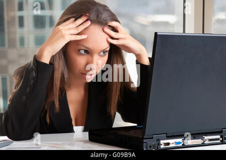 Besorgt Frau auf der Suche auf einem Computer-Monitor Stockfoto