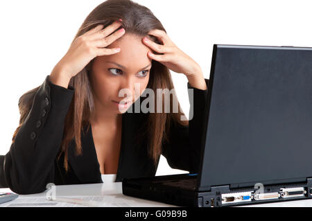 Besorgt Frau auf der Suche auf einem Computer-Monitor Stockfoto