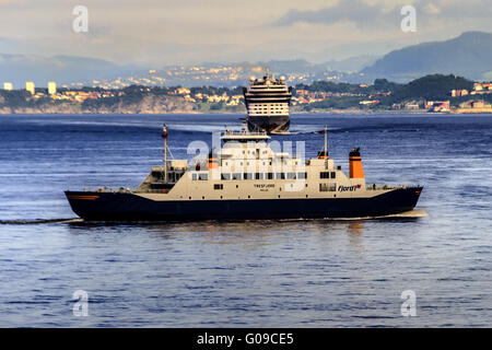 Kreuzfahrtschiff lastet auf Fähre Trondheim Norwegen Stockfoto