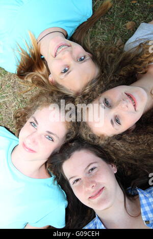 Vier junge Mädchen im Teenageralter nach oben auf die Kamera Stockfoto