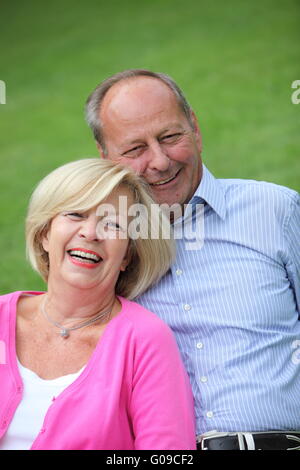 Älteres kaukasischen paar im freien gemeinsam lachen Stockfoto