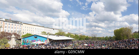 überfüllten Park in Berlin - Leute im Görlitzer Park, Berlin-Kreuzberg am Maifeiertag / Tag der Arbeit / 01. Mai Stockfoto