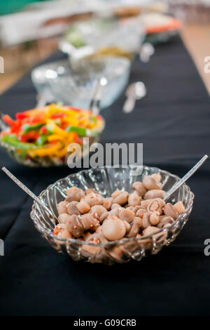 Eingelegte Pilze Salat mit Frühlingszwiebeln und Öl in Kristall Schale Stockfoto