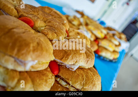 Gemischte Platte mit Sandwiches mit Fleisch und Gemüse Stockfoto
