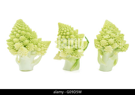 Frisch geschnitten Sie Romanesco Brokkoli (Brassica Oleracea) Stücke auf weißem Hintergrund Stockfoto