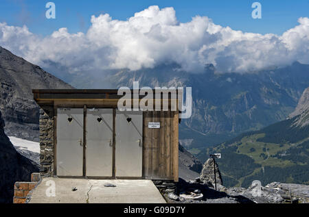 WC-Haus mit Panoramablick, Berner Oberland Stockfoto