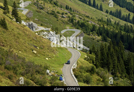 Alpin-Landschaft mit Bergstraße, Kanton Uri, Schweiz Stockfoto